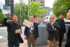 参考になる情報を交え、参加者にまちなかの店を紹介する田中氏（左）。左から３人目が柏尾氏