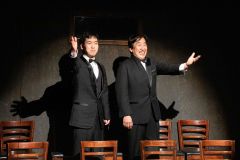 カーテンコールで礼を言う映画監督役の富永代表（右）と助監督役の清水さん（佐藤有将通信員撮影）