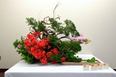来場者を出迎える大作