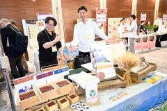 山本忠信商店のブースでは、品種が違うあんこの食べ比べを用意し、それぞれの特長を紹介している