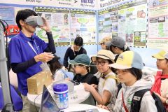 上士幌のＶＲを体験する上士幌小児童ら
