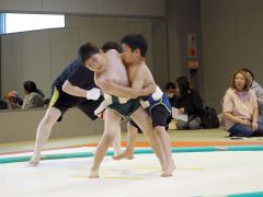 力強く組み合う選手