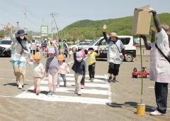 横断歩道の渡り方を学ぶ園児