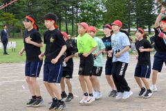息を合わせて長縄跳びに挑戦する児童生徒