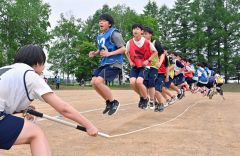 タイミングを合わせて大縄を跳ぶ生徒たち（３１日、帯広川西、塩原真撮影）
