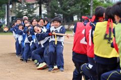 ２チームに分かれて力いっぱい綱を引く男子生徒（３１日、帯広川西、塩原真撮影）