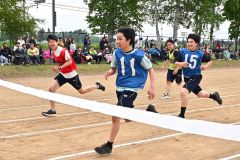 保護者が見学する前で力走する生徒たち（３１日、帯広川西、塩原真撮影）