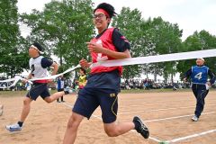 保護者が見学する前で力走する生徒たち（３１日、帯広川西、塩原真撮影）