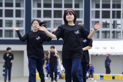 曲に合わせてノリノリのダンスをみせる生徒たち。一生懸命練習した動きと表現力を発揮した（３１日、広尾、石原秀樹通信員撮影）