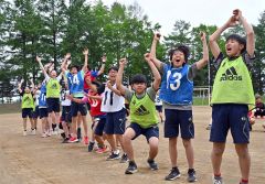 大縄跳びで勝利し喜びを爆発させる生徒たち（３１日、帯広川西、塩原真撮影）