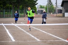 ゴールテープめがけて、最後のラストスパート！（３１日、更別中央、近藤周撮影）
