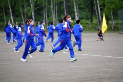 次の競技に向けて走って移動する生徒たち。この日の午前１１時の更別の気温は１３度と少し肌寒かった（３１日、更別中央、近藤周撮影）