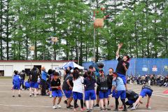 どのチームがすべての球をかごに入れられるか？戦略が光った玉入れ競争（３１日、更別中央、近藤周撮影）