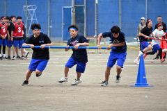 息を合わせてコーナーを回ろうとする青組の生徒たち（３１日、更別中央、近藤周撮影）