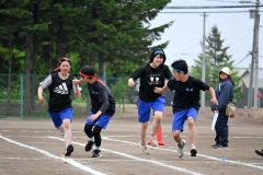 最後の種目、チーム対抗リレー。接戦の紅組と青組（３１日、更別中央、近藤周撮影）