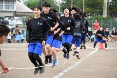 伝統の大縄跳び。体育祭唯一の学年対抗戦は接戦が繰り広げられた。最後の体育祭で息を合わせてジャンプする３年生たち（３１日、更別中央、近藤周撮影）