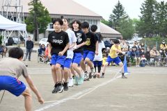 伝統の大縄跳び。体育祭唯一の学年対抗戦は接戦が繰り広げられた（３１日、更別中央、近藤周撮影）