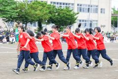 競技「女子ムカデ娘。’２５」で息を合わせて進む１年生の女子生徒たち（３１日、帯広第二、平栗玲香通信員撮影）