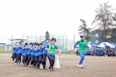 競技「３年生女子ムカデ女王」で担任の声援を力に皆で協力して進む生徒たち（３１日、帯広第二、平栗玲香撮影）