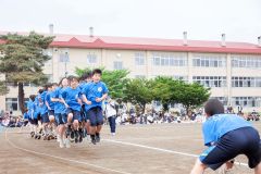 大縄飛びで、息を合わせて飛ぶ２年生の生徒ら（３１日、帯広第二、平栗玲香撮影）