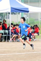 リレーで全力で駆け抜ける生徒（３１日、帯広第二、平栗玲香撮影）
