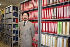 点字図書館の書庫を紹介する新理事長の後藤央光氏