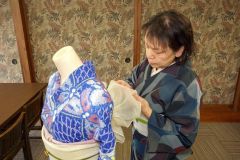 山崎さんからの指導を受けながら着付けする会員