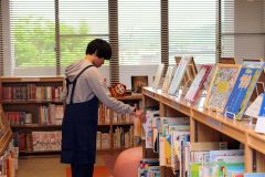 配架を考える瀬古さん