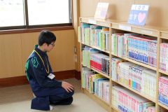 配架を考える松山さん