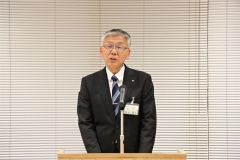 あいさつする高木町長