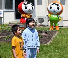 「お花をありがとうございます」と元気にあいさつした（左から）匂坂さんと増田さん