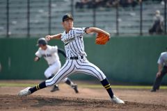 ５番手として登板した白樺学園の冨澤悠斗投手（金野和彦撮影）