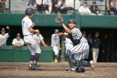 【準決勝・白樺学園―北海】北海は５回１死満塁、中前適時打で二塁走者が本塁を突くも、白樺学園の大西遥斗捕手（右）がタッチアウトに仕留める（金野和彦撮影）