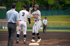 【準決勝・白樺学園―北海】白樺学園は２回、先頭打者の辻真叶が中前にチーム初安打を放ち出塁する（金野和彦撮影）