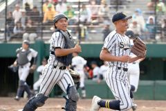 【準決勝・白樺学園―北海】７回、北海の攻撃を無得点に抑え、ベンチへ戻る土屋優輝投手（右）と大西遥斗捕手（金野和彦撮影）