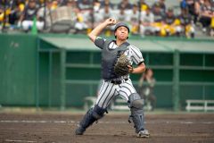 ２回、北海の犠打を一塁へ送球する白樺学園の大西遥斗捕手（金野和彦撮影）