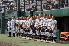 北海に０―６で敗れ、ベンチ前で悔しい表情を見せる白樺学園ナイン（金野和彦撮影）