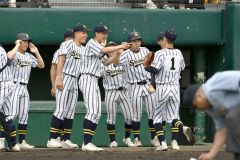 【準決勝・白樺学園―北海】白樺学園は初回、北海の攻撃を無得点に抑え、先発の谷内翔投手（右、背番号１）らを控えの選手たちが出迎える（金野和彦撮影）