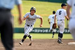 【準決勝・白樺学園―北海】白樺学園は９回２死一塁で、大西遥斗が右中間へ長打を放ち、一走辻真叶が三塁を狙う（金野和彦撮影）
