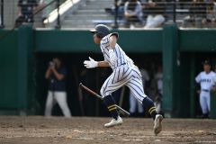 【準決勝・白樺学園―北海】白樺学園は９回２死一塁で、大西遥斗が右中間二塁打を放つ（金野和彦撮影）