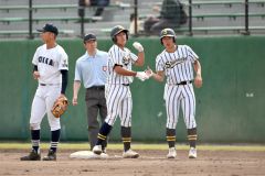 【準決勝・白樺学園―北海】白樺学園は７回、先頭打者の大西遥斗が中前打を放ち出塁する（金野和彦撮影）