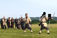 帯広カムイトウウポポ保存会による剣の舞（須貝拓也撮影）