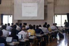 海外悪性伝染病について学ぶ振興局の職員