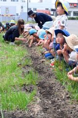 チャーミーくん大人気？　帯広署で園児招き「ひまわりの絆プロジェクト」～こぼれ話 2
