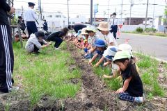 チャーミーくん大人気？　帯広署で園児招き「ひまわりの絆プロジェクト」～こぼれ話 3