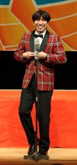 漫談を披露するねづっちさん（助川かおる通信員撮影）