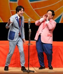 漫才を披露する三拍子。左が高倉さん（助川かおる通信員撮影）