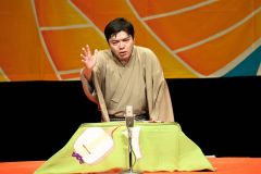 浪曲を披露する菊春さん（助川かおる通信員撮影）