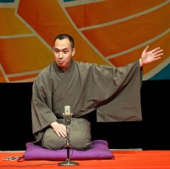 前座を務めた三遊亭げん馬さん（助川かおる通信員撮影）