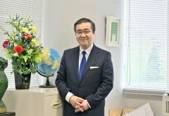 ６月１３日に帯広で開く医療セミナーに山下学長も登壇。「人生１００年時代、元気で健やかな健康寿命を延ばすことが重要」と話す